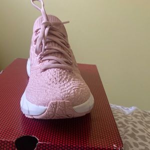 Size 8 under armor sneakers